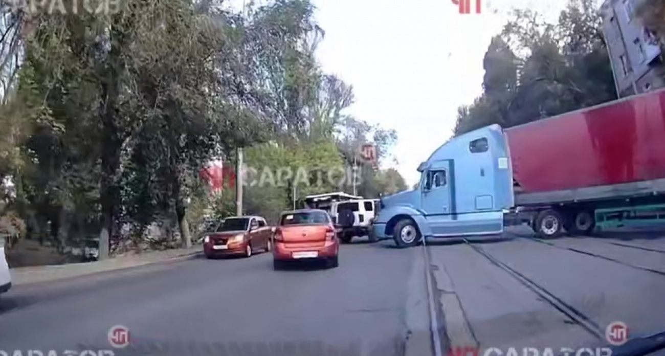 Фура парализовала трамвайный маршрут №11 в Саратове: движение встало в двух направлениях