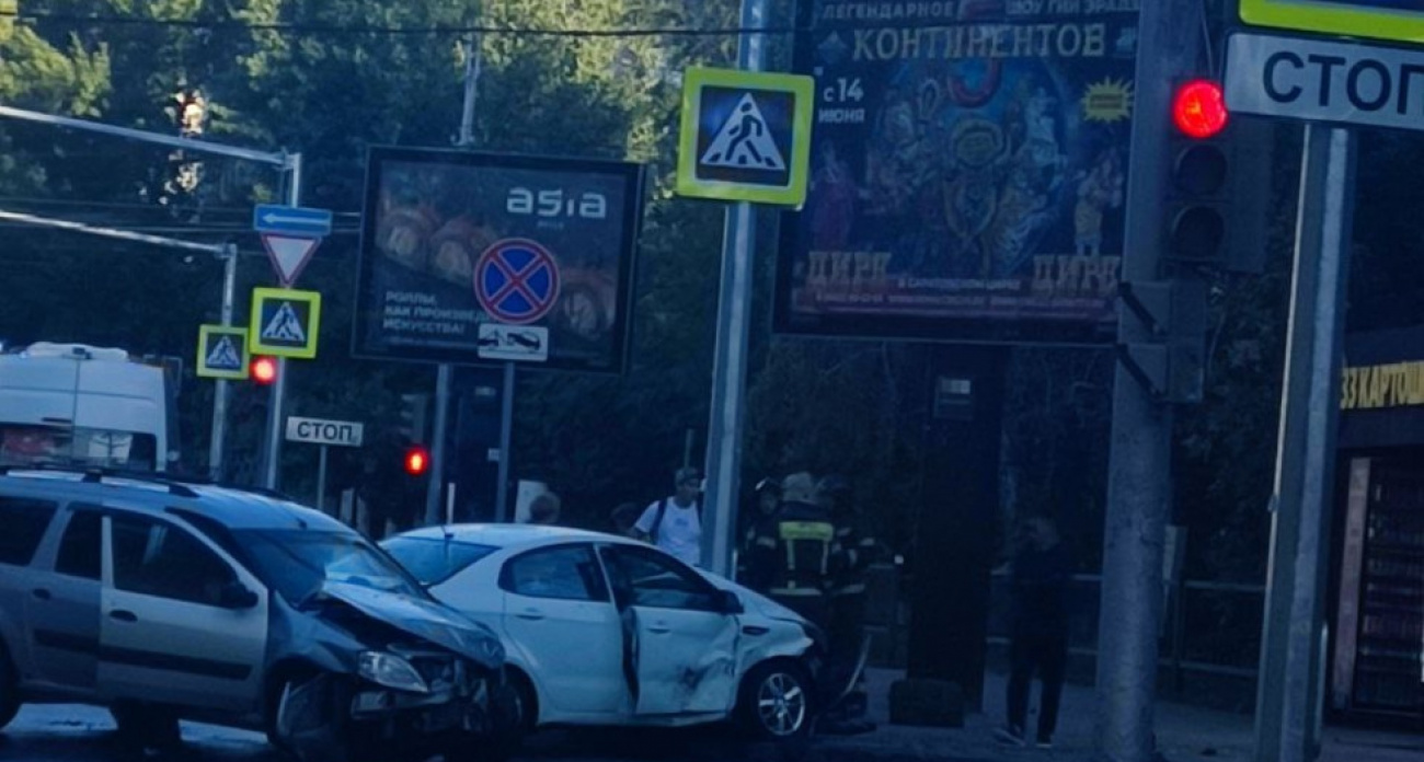 73-летний водитель Lada и пассажирка госпитализированы после утреннего ДТП с Kia в центре Саратова