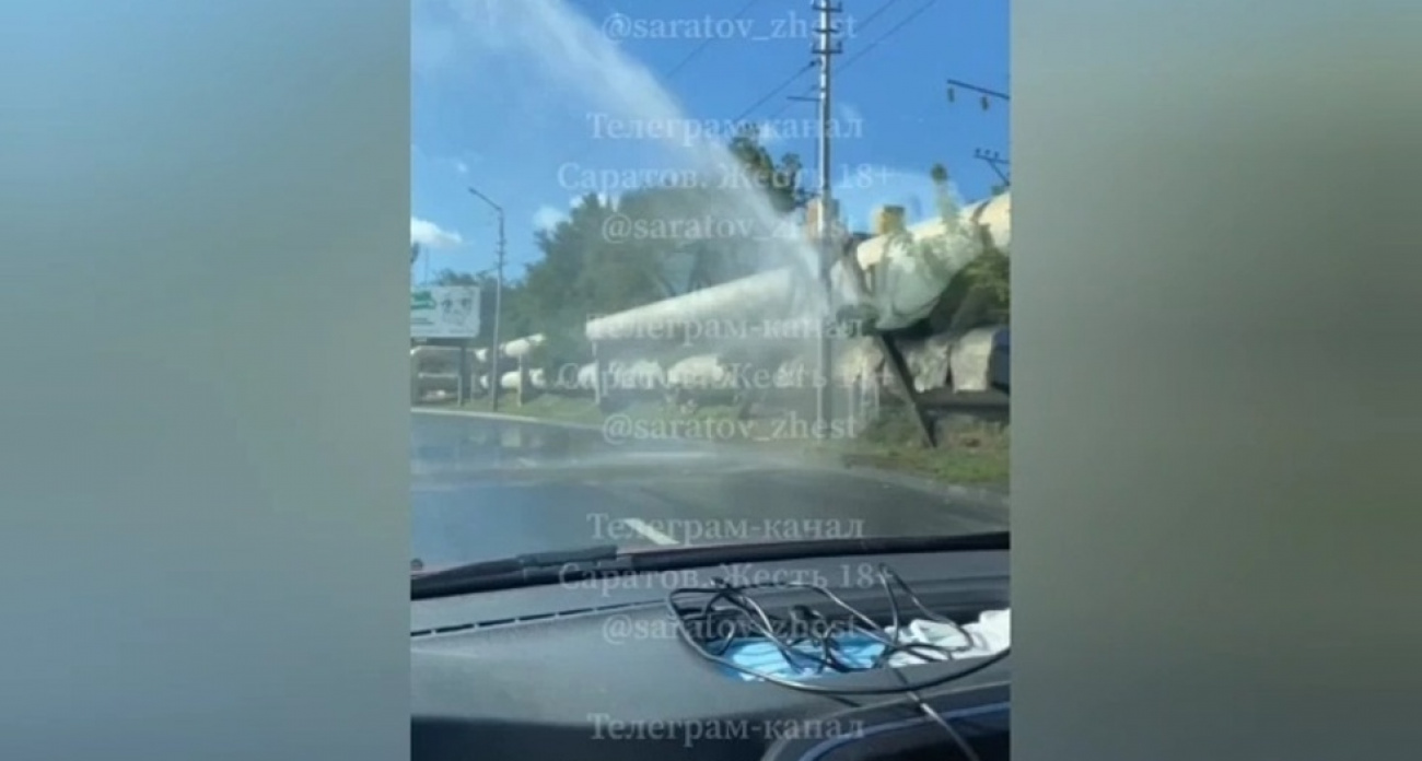 На улице Шехурдина в Саратове забил новый коммунальный фонтан высотой в несколько этажей