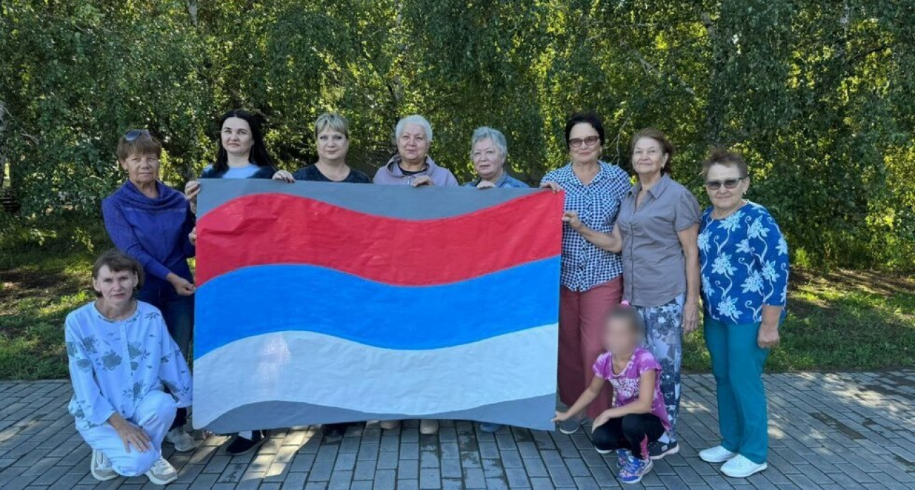 Глава района выложил перевернутый флаг России в День государственного флага и до сих пор не заметил ошибку
