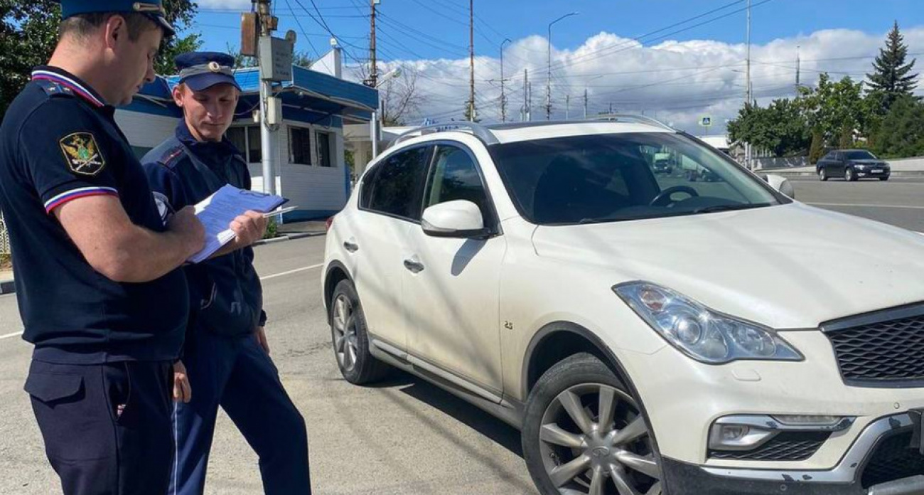Владелец Infiniti накопил 76 штрафов на 170 тысяч рублей, но предпочёл заплатить, чем лишиться машины