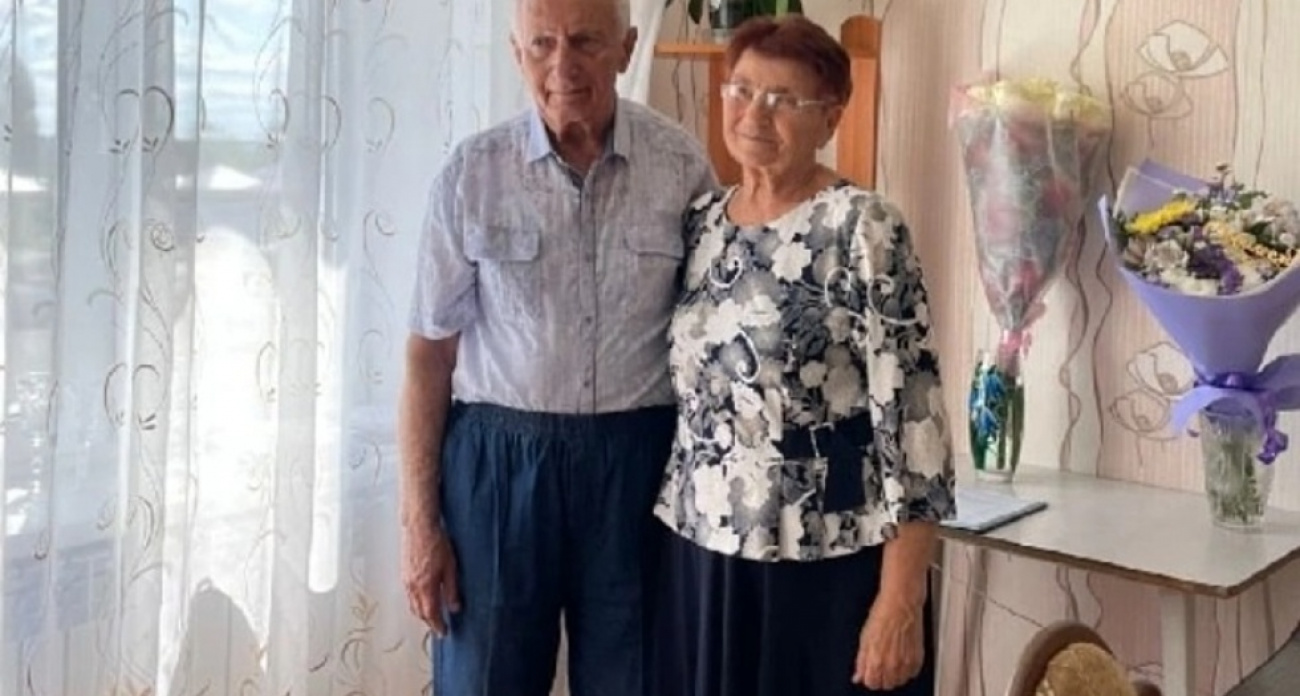 Эвакуированный и студентка скрывали отношения 2 года: супруги из Маркса отметили бриллиантовую свадьбу