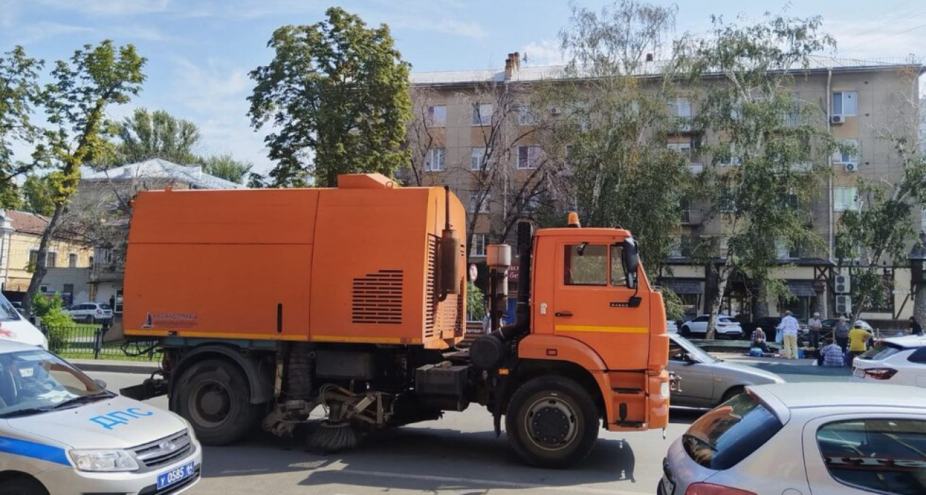 В Саратове "КамАЗ" сбил 60-летнюю женщину средь бела дня на Московской