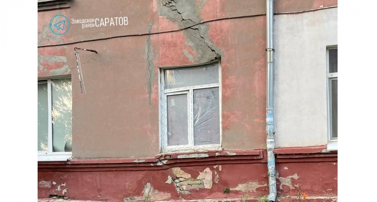 "Трещины такие, что можно руки просовывать к соседям": жильцы пятиэтажки 1950-х в Саратове живут среди мышей и тараканов