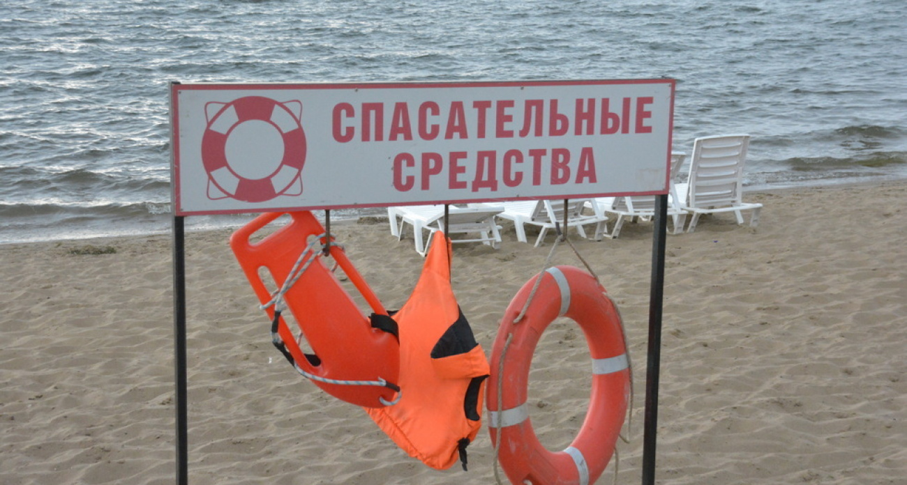В Саратове на пляже с сотнями отдыхающих месяц не было спасателей: вернули только круги и лодки