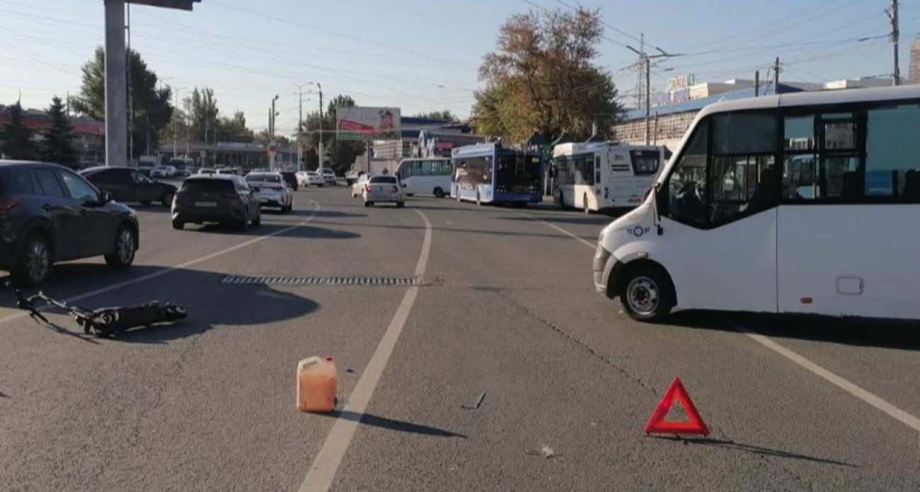 Водитель маршрутки №46 сбил 49-летнего самокатчика на площади Ленина: мужчина госпитализирован