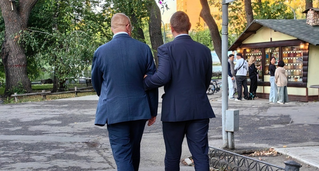 Чиновники Саратова впервые пришли в "свой" Горпарк: обнимали бабушек, но не заметили мор рыбы в зловонном пруду