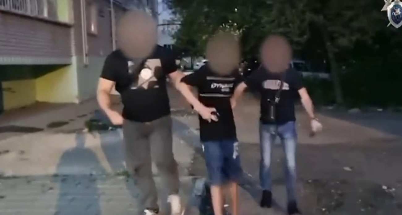 Троих подростков из Энгельса обвинили в поджоге железнодорожных объектов за деньги от куратора