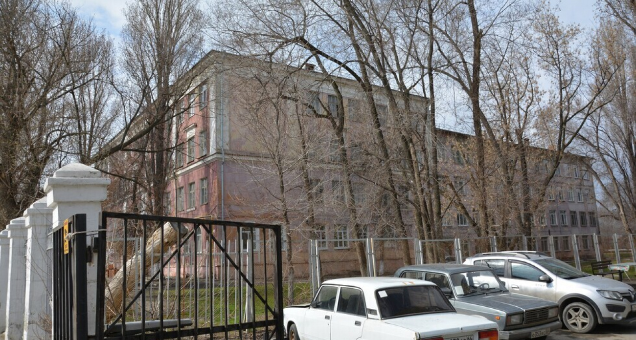 В Саратове за 5 дней до 1 сентября закрыли школу-памятник 1954 года: родители узнали последними