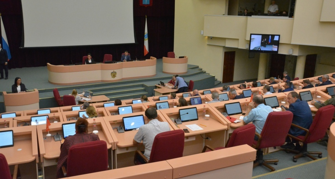 Депутаты Саратовской думы потребовали забирать в область не только успешные, но и "захудалые" школы на фоне скандала с закрытием школы №83