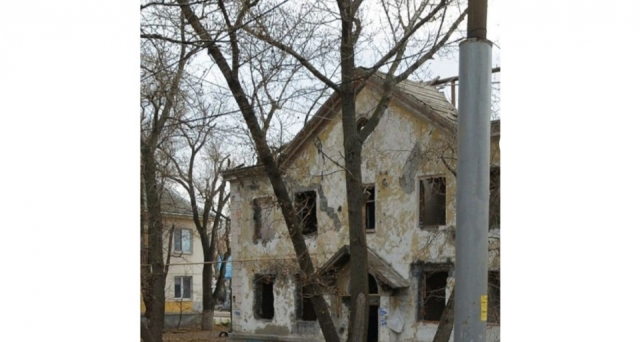 Власти Саратова потратят 2 млн рублей на снос дома, который 11 лет разрушается сам
