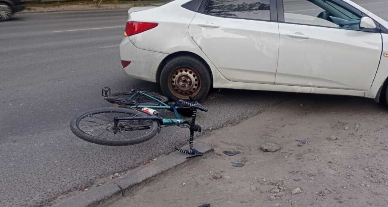 24-летний водитель Hyundai сбил велосипедиста прямо напротив отделения полиции в Саратове
