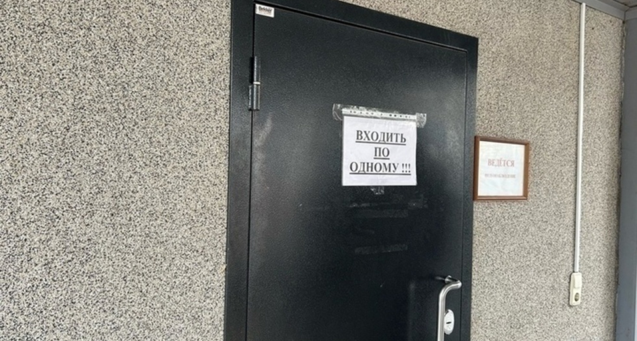 Саратовец пришёл в суд за документами и попал в наручники — оказался в федеральном розыске за наркотики