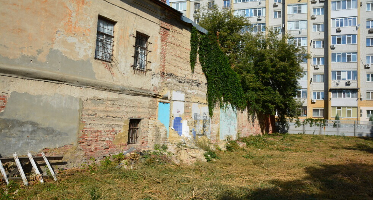 "Может случиться катастрофа": жители 150-летнего дома-памятника в Саратове опасаются не пережить новую стройку после ноябрьского сноса
