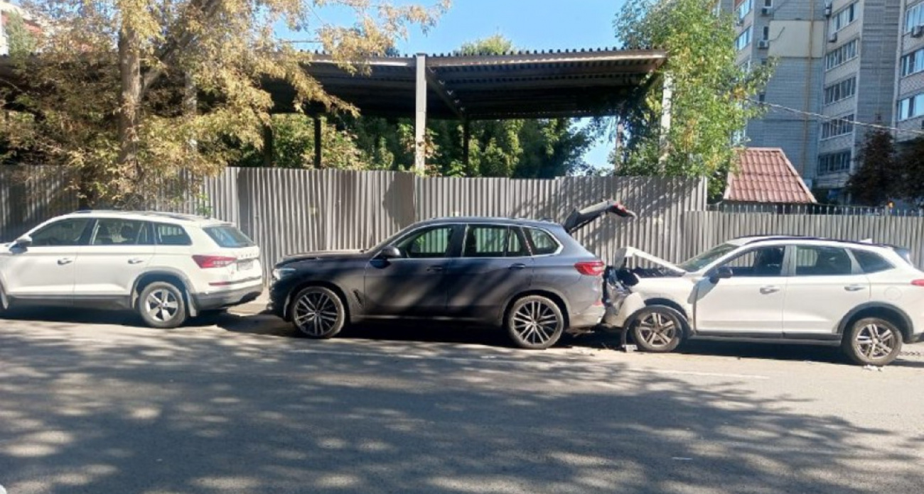 Haval Jolion протаранил BMW и Skoda: 54-летняя водительница и пассажир в больнице