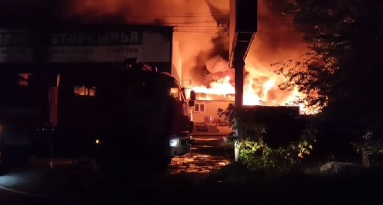 Пожар на 548 квадратах: в Саратове дотла сгорела база вторсырья с макулатурой