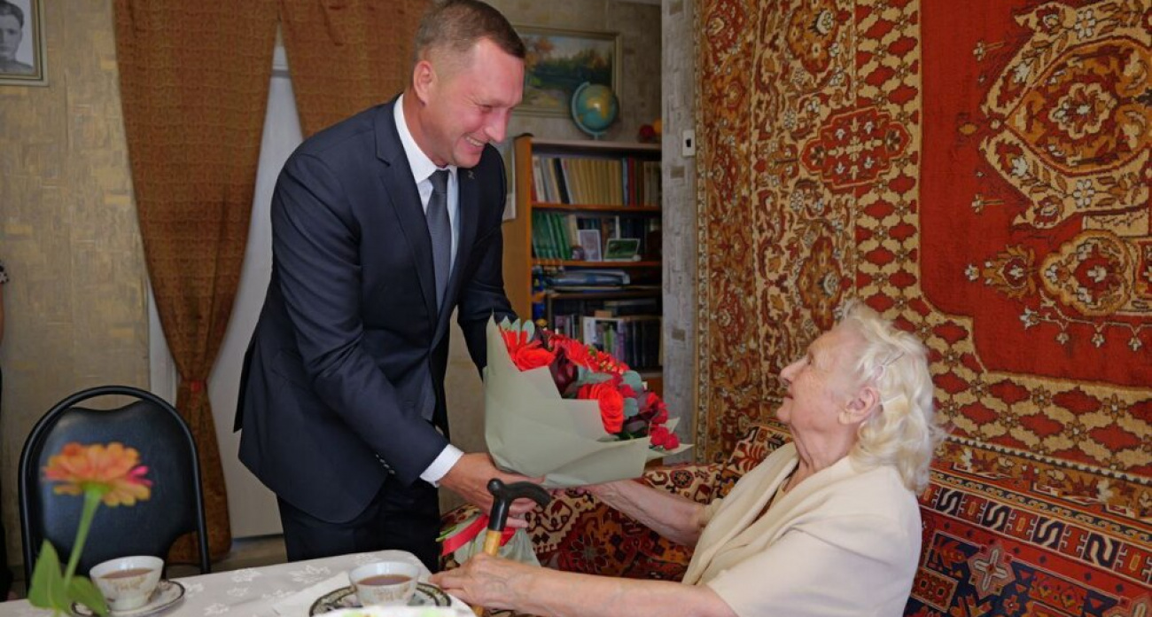 Губернатор поздравил 100-летнюю труженицу тыла, которая работала на секретном заводе №311