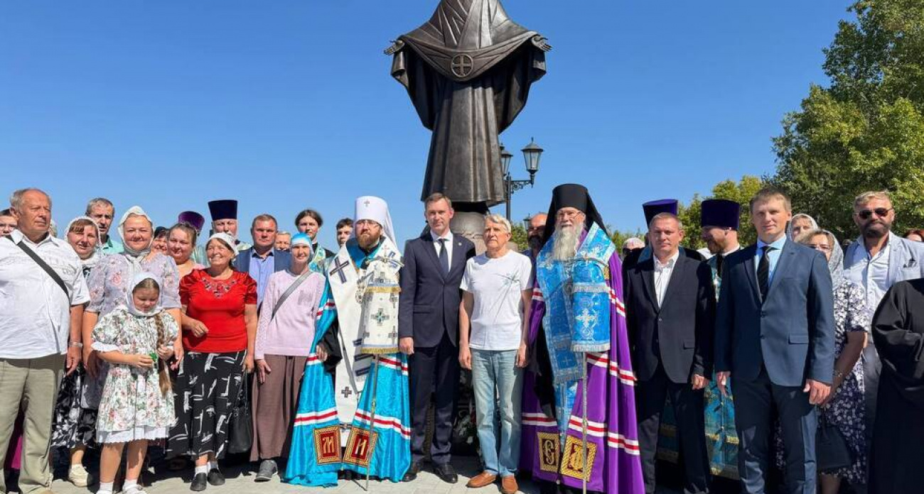 В Энгельсе к 278-летию города установили пятиметровую бронзовую скульптуру "Покров Божией Матери"