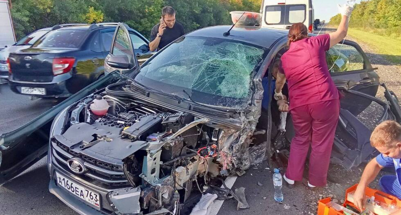 Лобовое столкновение KIA и "Весты" на трассе: спасатели вырезали водителя, пострадали дети 7 и 13 лет