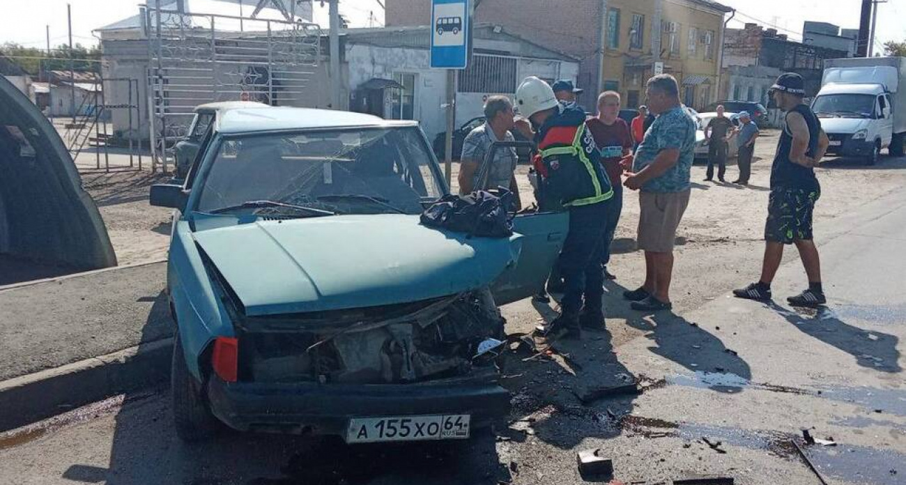 В Хвалынске ВАЗ-2106 и "Москвич" столкнулись на Советской: двое госпитализированы
