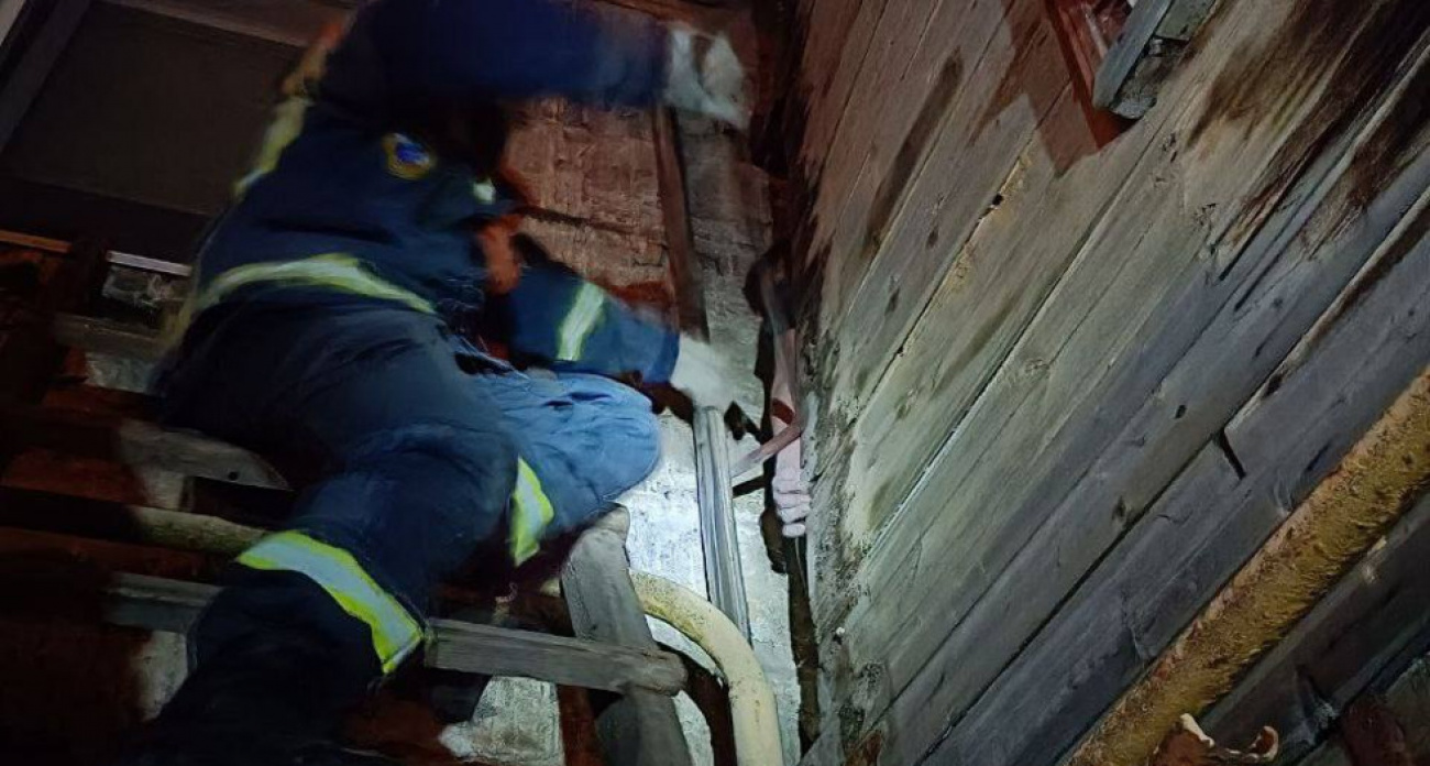 В Саратове 35-летний мужчина упал с чердака в 4 утра и застрял между домами
