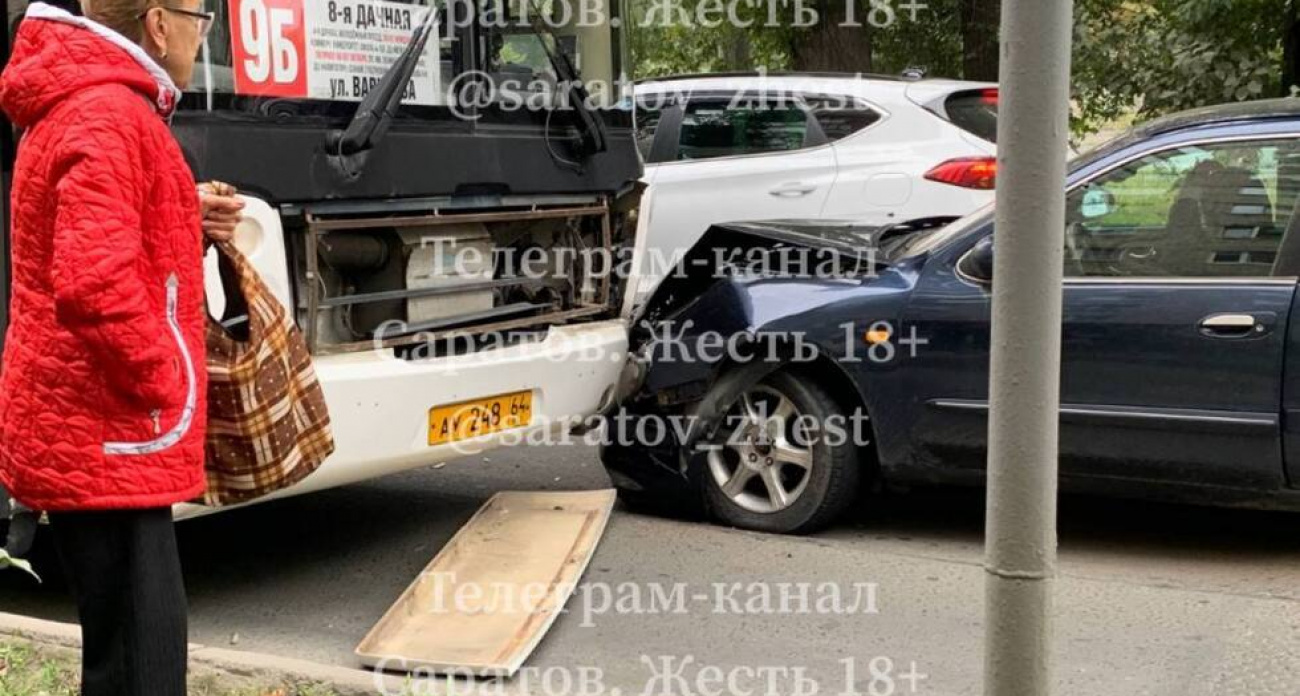 Автобус 9Б протаранил иномарку на Гвардейской: движение парализовано от Щорса до трамвайного кольца