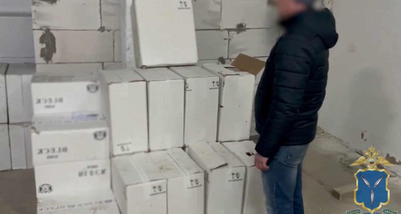 Саратовец спрятал 400 тысяч пачек контрафактных сигарет в четырех фургонах на 50 миллионов рублей