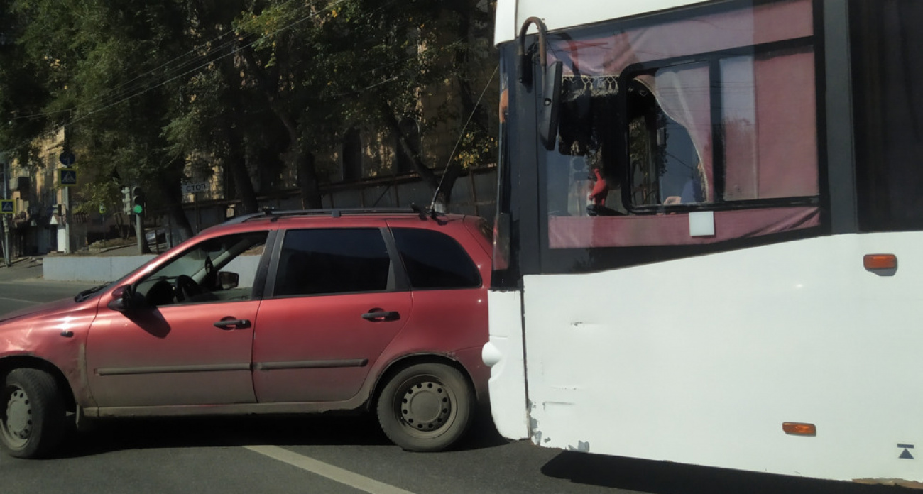 Автобус №53 "догнал" "Калину" на Чернышевского: три полосы перекрыты, троллейбусы встали