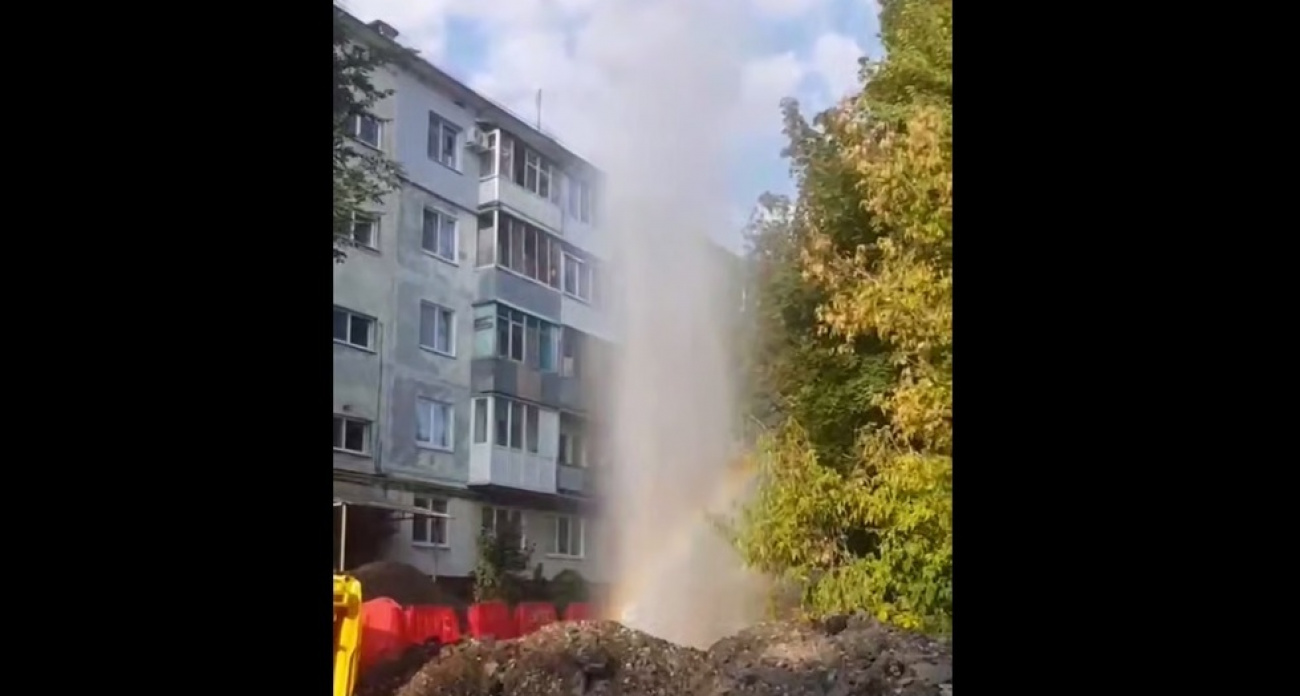 В Саратове коммунальный фонтан бьет месяц подряд — власти не могут его остановить
