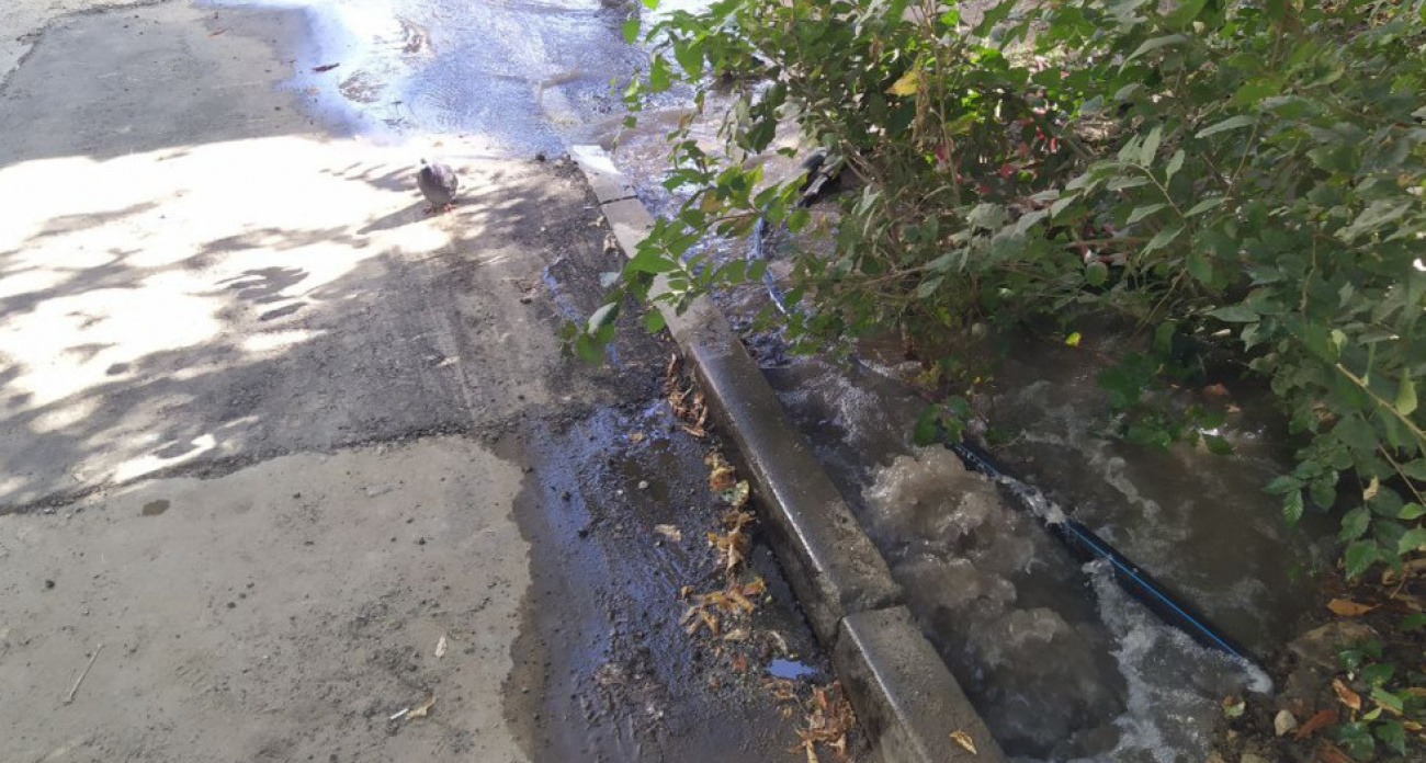 "Не прошло и двух недель": на Рахова снова прорвало трубу в том же месте, где забивали чопики