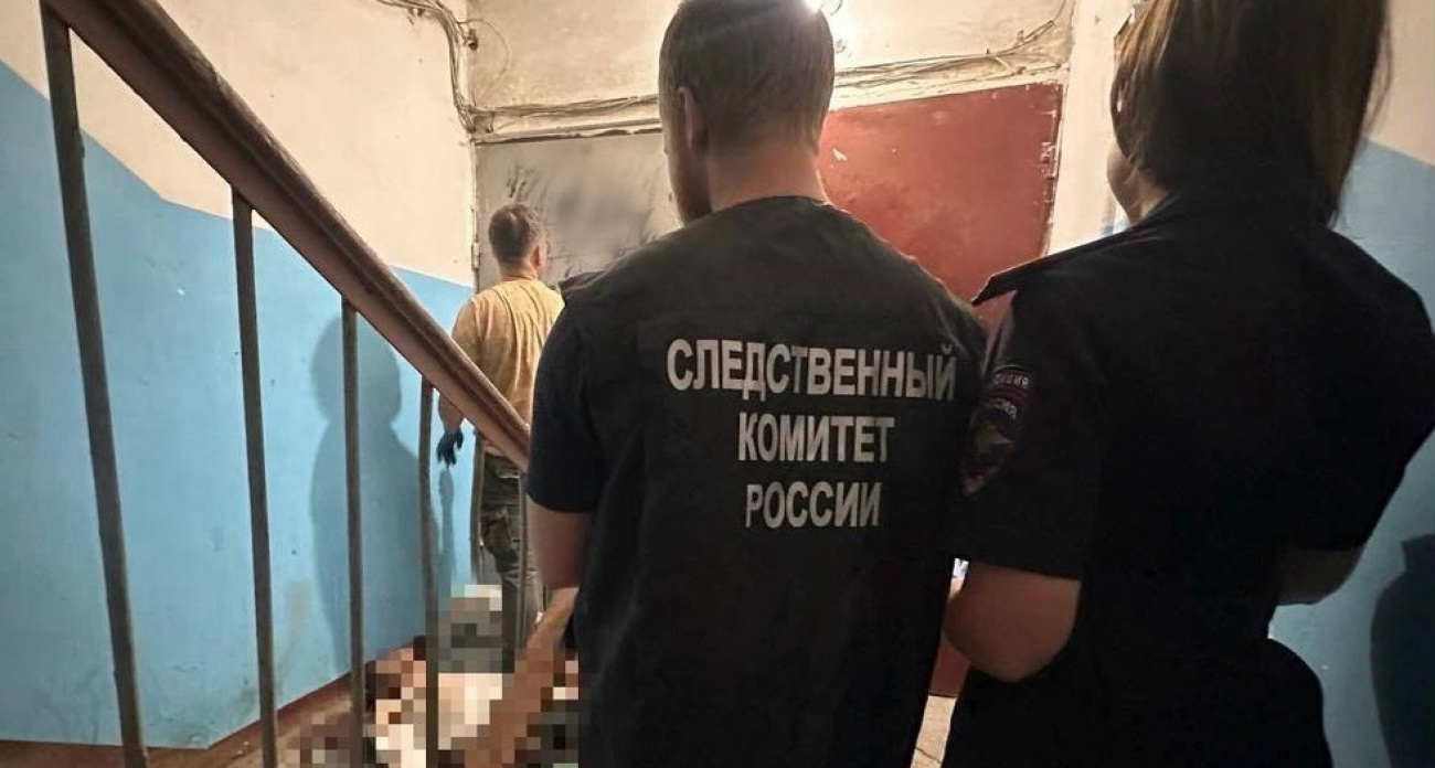 В Энгельсе 27-летний мужчина забил знакомого насмерть в подъезде, ища "обидчика", кричавшего из окна