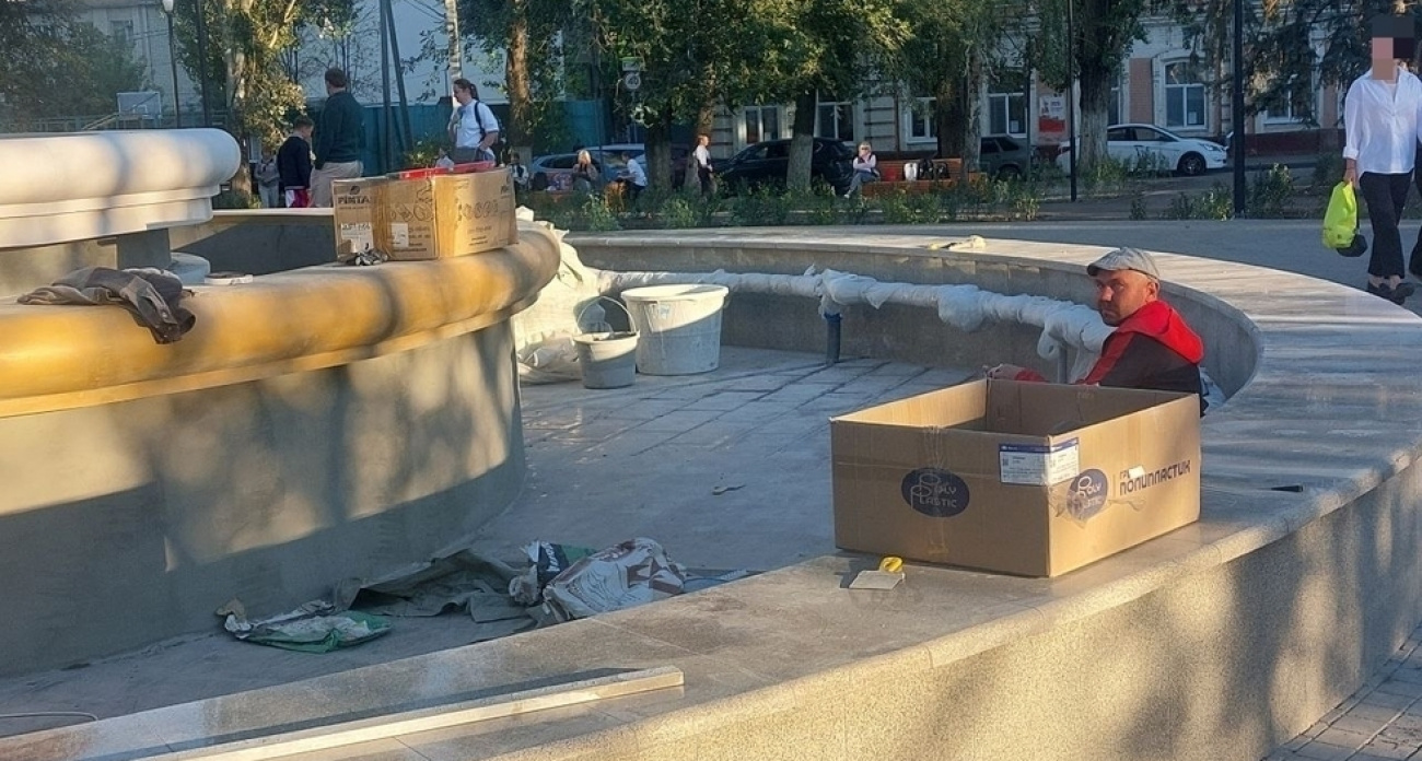Фонтан за 23 миллиона не готов в срок: на Ильинской площади мешки с цементом и печальные рабочие