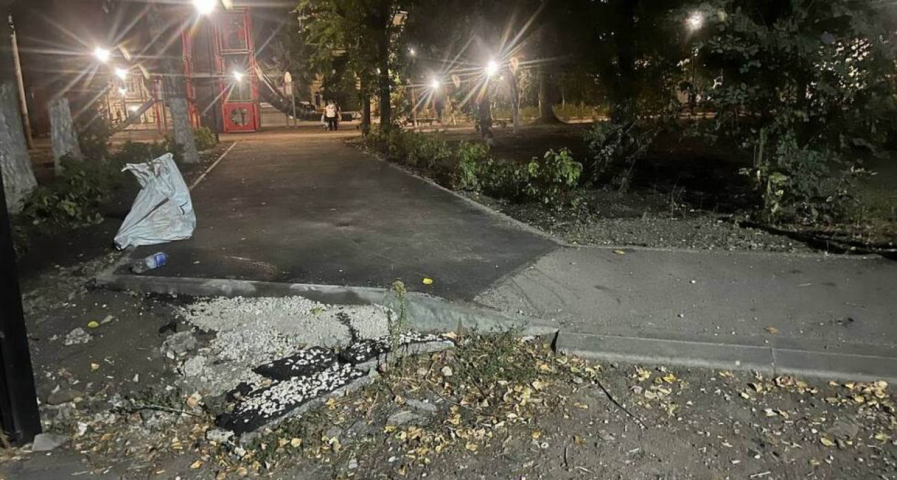 Строители превратили часть сквера в "задний двор": жители Ильинской площади обвинили чиновников в экономии на благоустройстве