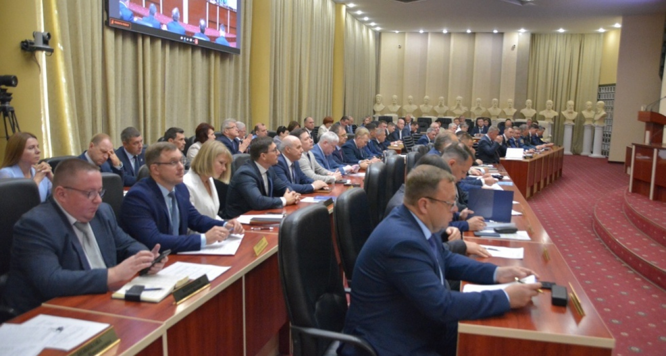 Бусаргин потребовал вытащить Саратовскую область с последних мест ПФО по зарплатам