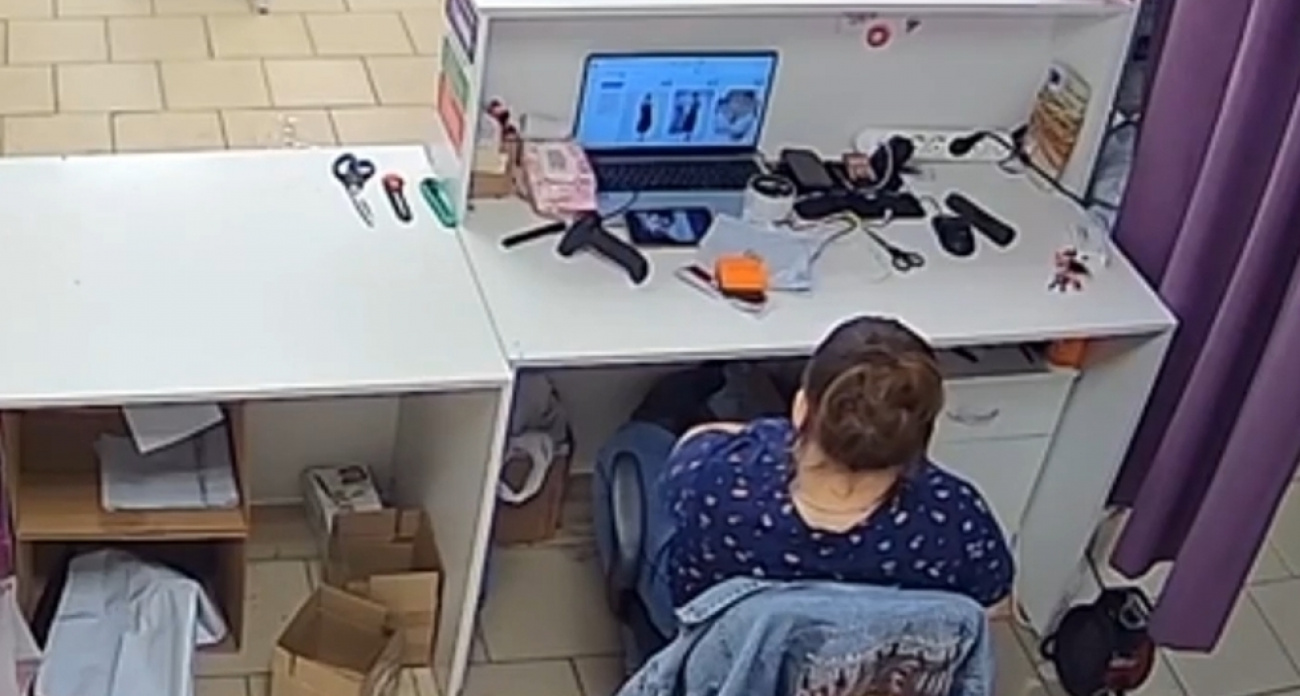 22-летняя сотрудница маркетплейса украла товаров на 144 тысячи: косметику использовала сама, золото сдала в ломбард
