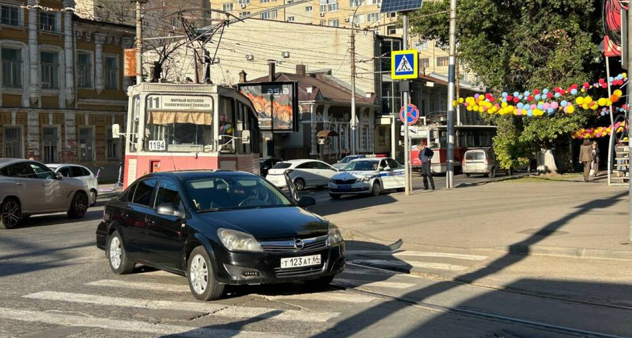 Столкновение трамвая №11 с Opel парализовало движение в центре Саратова