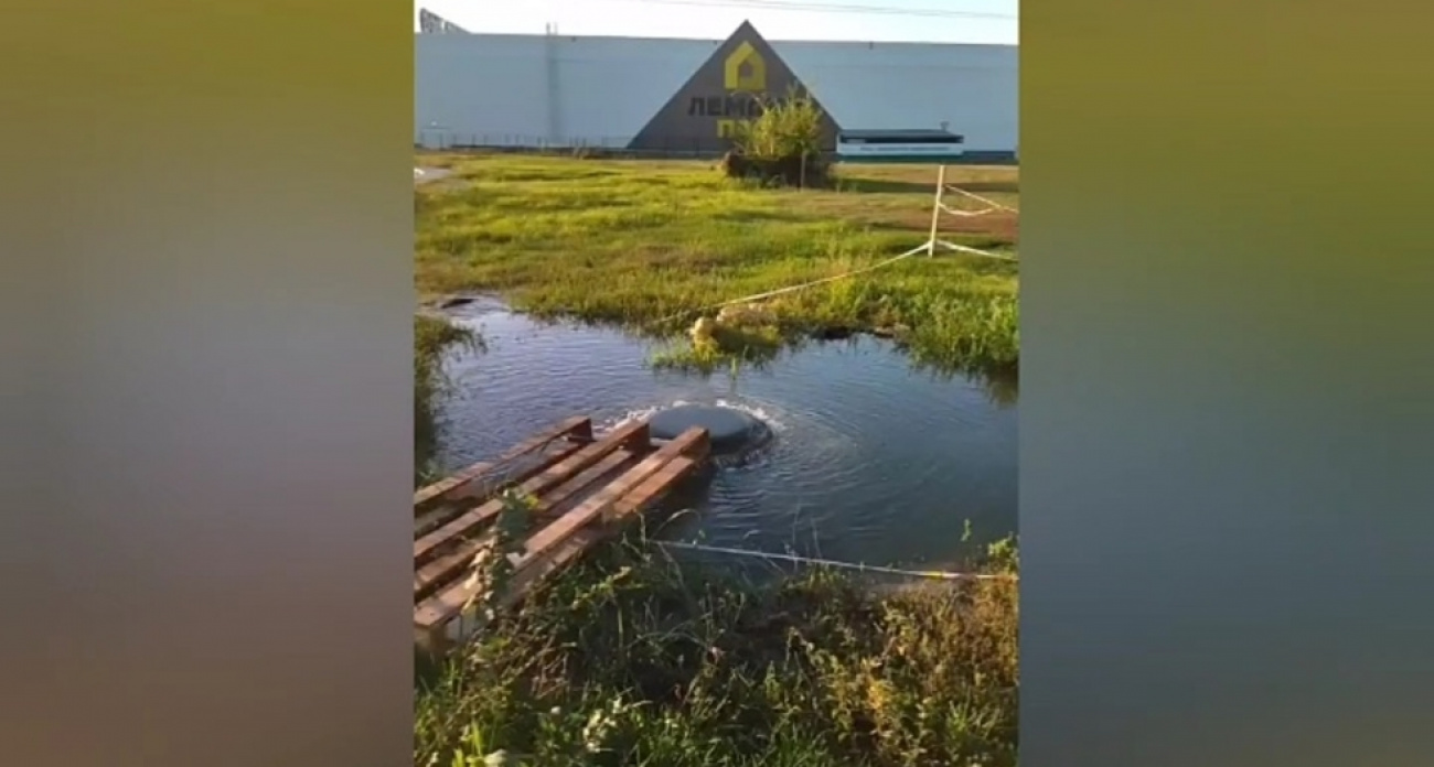 "Месяц течёт вода из колодца": житель Юбилейного показал Володину коммунальное озеро у "Лемана Про" в прямом эфире