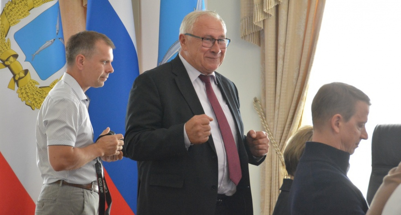 Овсянников с букетом попрощался с коллегами в гордуме, став депутатом облдумы: срок сноса незаконных объектов сократили втрое