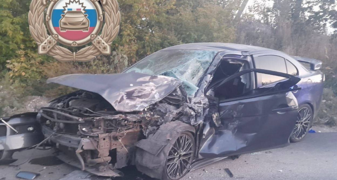 Mitsubishi Lancer врезался в рейсовый автобус в Вольске: 4-летняя девочка и водитель госпитализированы