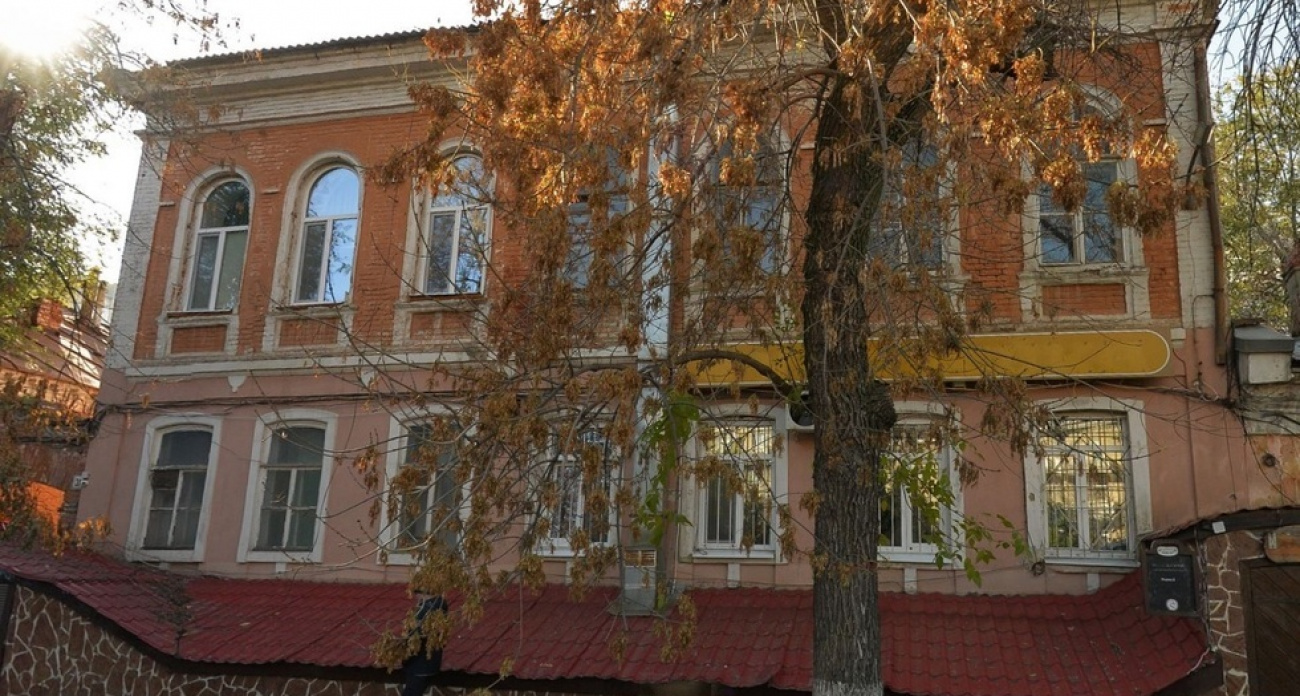 Дом XIX века у сквера Первой учительницы признали аварийным — снос или реконструкция?
