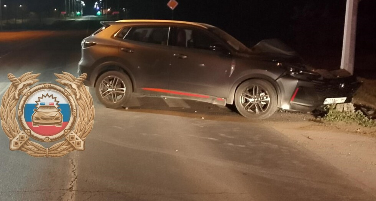 32-летний водитель Changan UNI-S протаранил металлическую опору в Энгельсе и попал в больницу