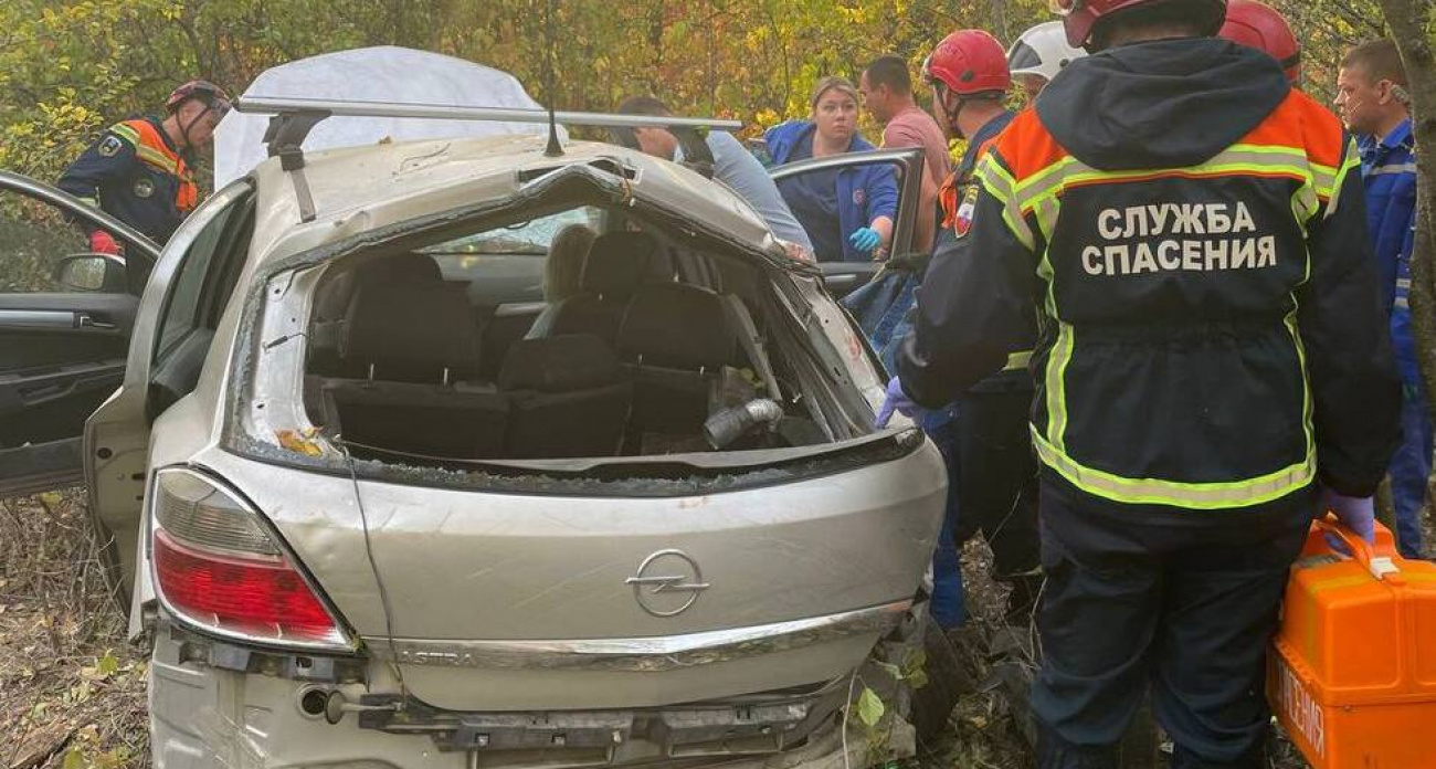 Opel с 71-летней пассажиркой перевернулся в кювете под Саратовом: женщину госпитализировали реаниматологи