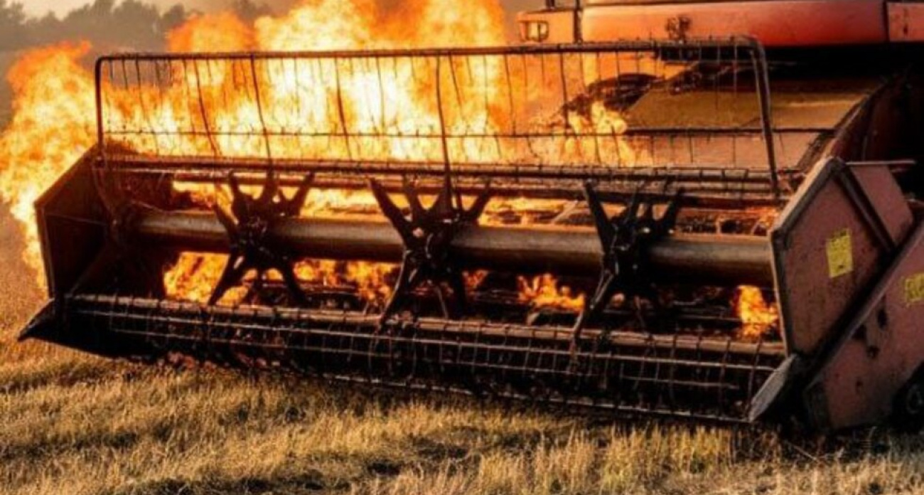 В Аркадакском районе комбайн вспыхнул прямо в поле на окраине Ольшанки