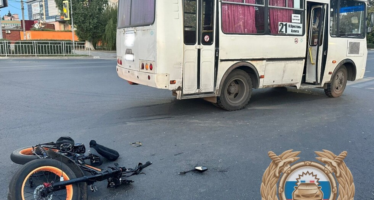 В Саратовской области за день два водителя попали в больницу после столкновений с автобусом и деревом