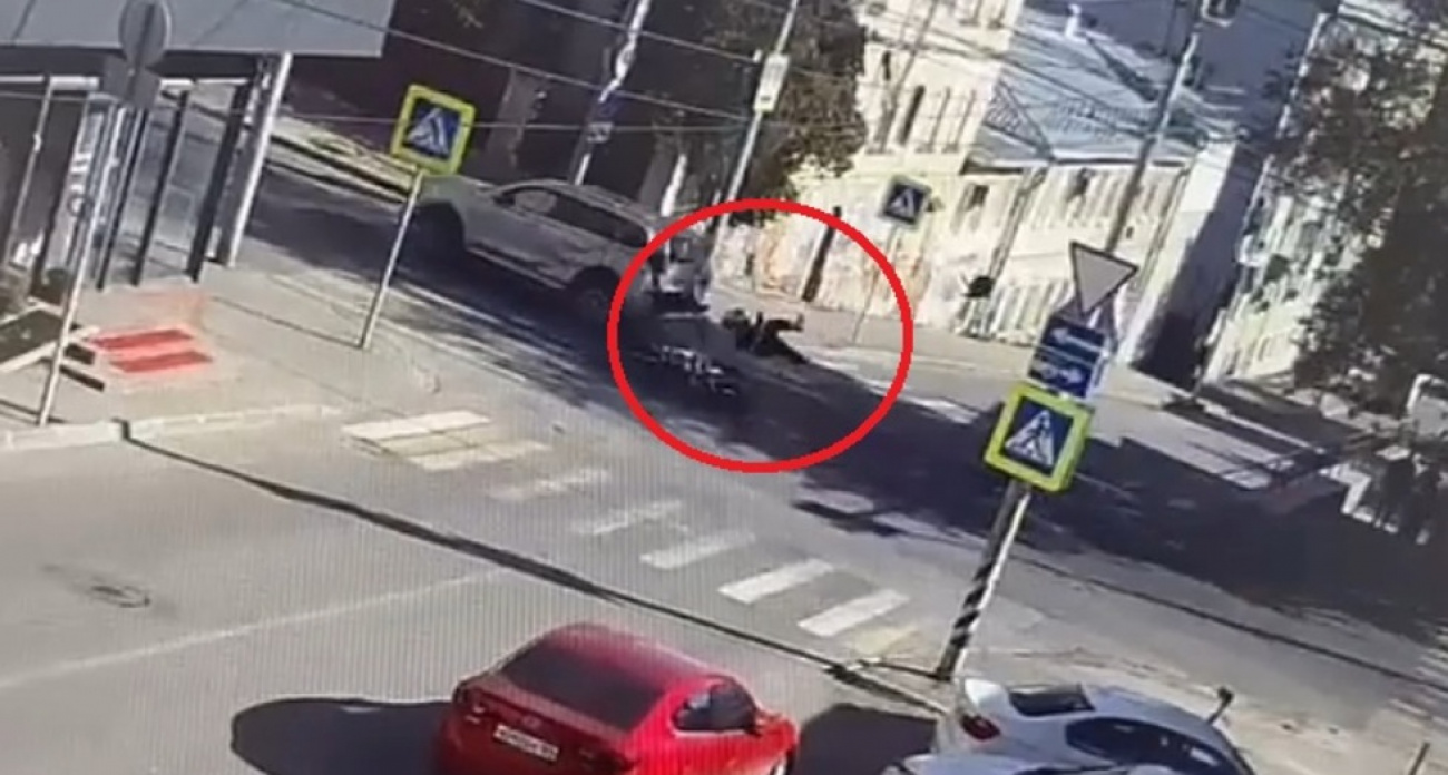 Видео: 17-летний мотоциклист с пассажиром врезался в Tank на углу Чернышевского — оба в больнице