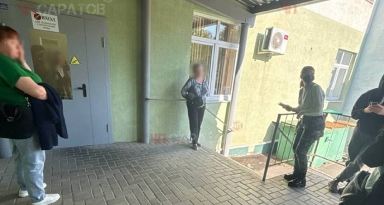 "Небольшое недопонимание": больные с температурой 2,5 часа стояли на улице у саратовской поликлиники