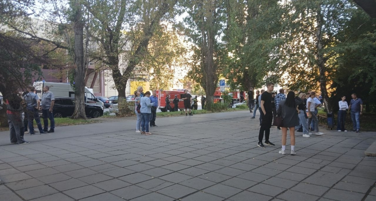 Пять пожарных машин прибыли к 12-этажке в центре Саратова: кондиционер на 11 этаже устроил переполох