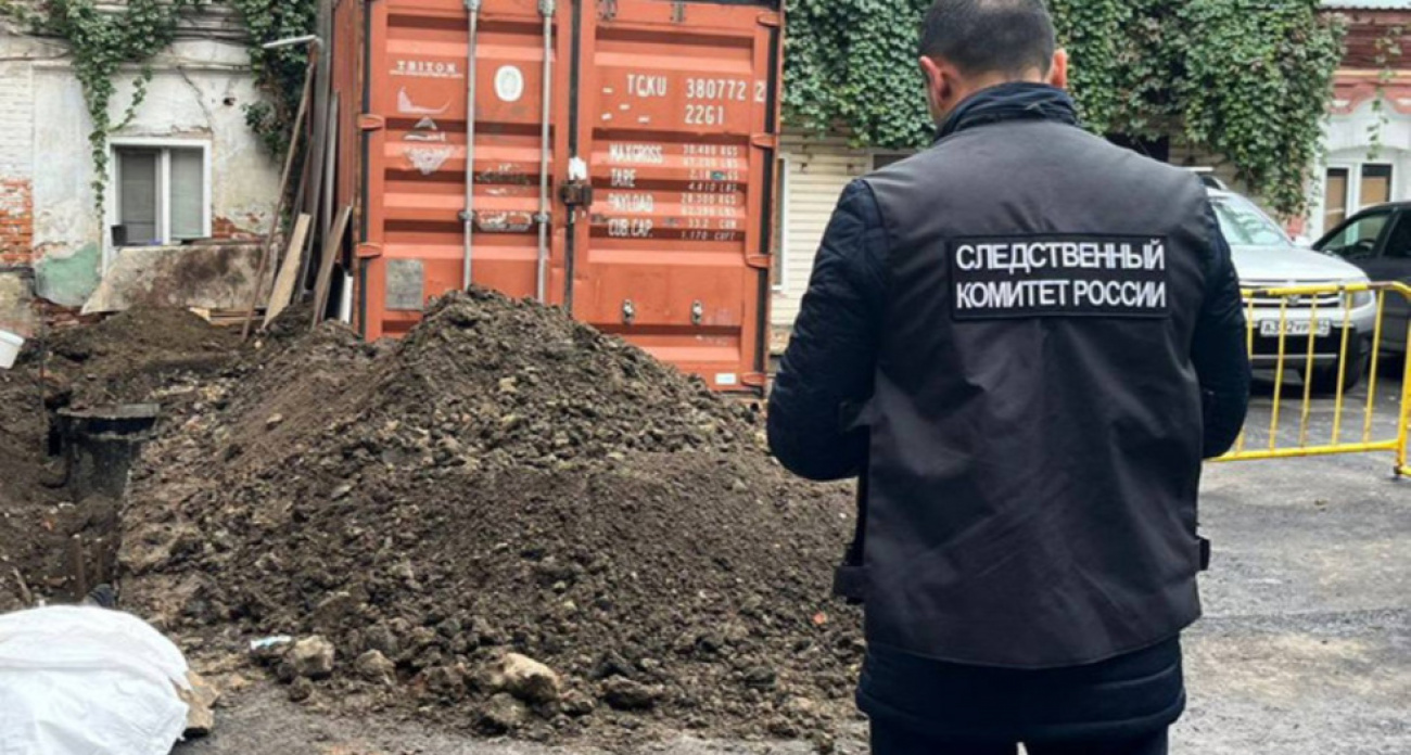 На Театральной площади в Саратове рабочего засыпало в незакреплённой траншее: товарищ получил приговор