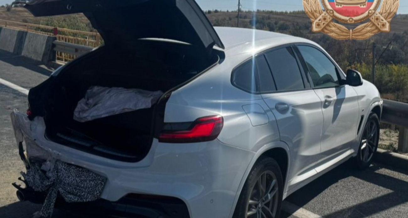 "Приора" врезалась в забор, BMW столкнулась с ГАЗом: двое саратовцев в больнице