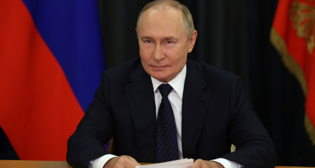 Путин повысил оклады чиновникам и судьям на 7,6% с октября 2025 года